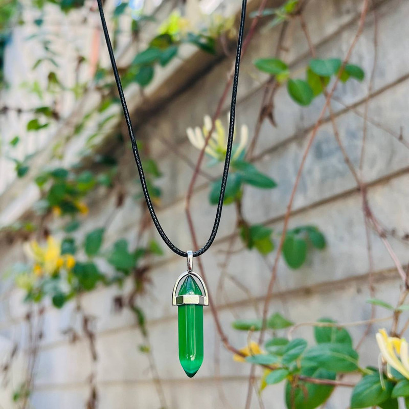 گردنبند مدل منشوری بند چرمی