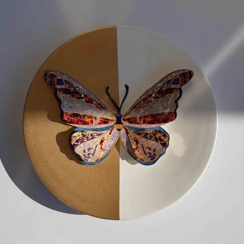 بشقاب دیوارکوب سرامیکی مدل برجسته پروانه