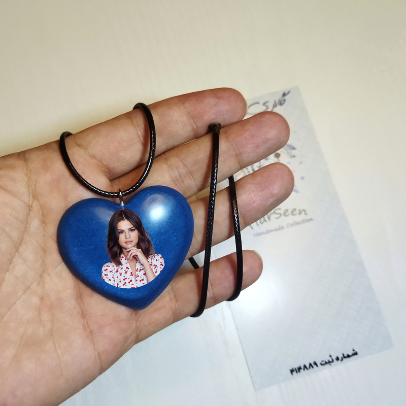 گردنبند دخترانه گالری تیارسین مدل رزینی طرح سلنا گومز کد TR114 گردنبند دخترانه گالری تیارسین مدل رزینی طرح سلنا گومز کد TR114