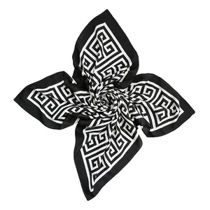 روسری زنانه مدل نخی طرح مربعی