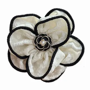 گل سینه زنانه مدل گل پارچه ای کد 533