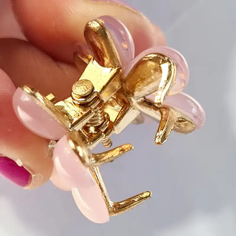 کلیپس مو زنانه مدل مینی شکوفه آبنباتی کد 59 brg بسته 2 عددی