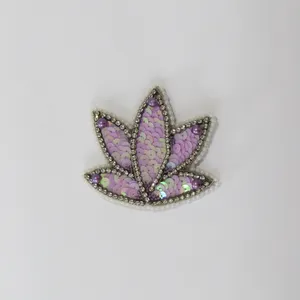 گل سینه زنانه طرح برگ کد006