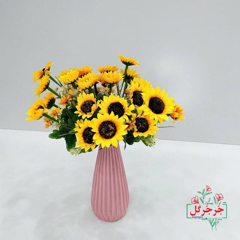 گل مصنوعی جُرجُرگل مدل آفتاب‌گردان 10 بازو، مناسب نصب رومیزی و دیواری، ساخته‌شده از الیاف مصنوعی مقاوم در برابر نور و رطوبت، بدون نیاز به نگهداری، ابعاد 20×20×40 سانتی‌متر، وزن 150 گرم