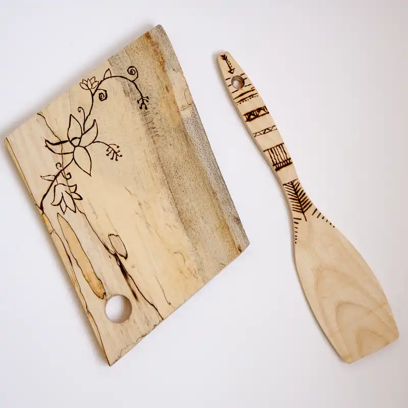 تخته سرو چوبی مدل حکاکی شده طرح گل به همراه کفگیر