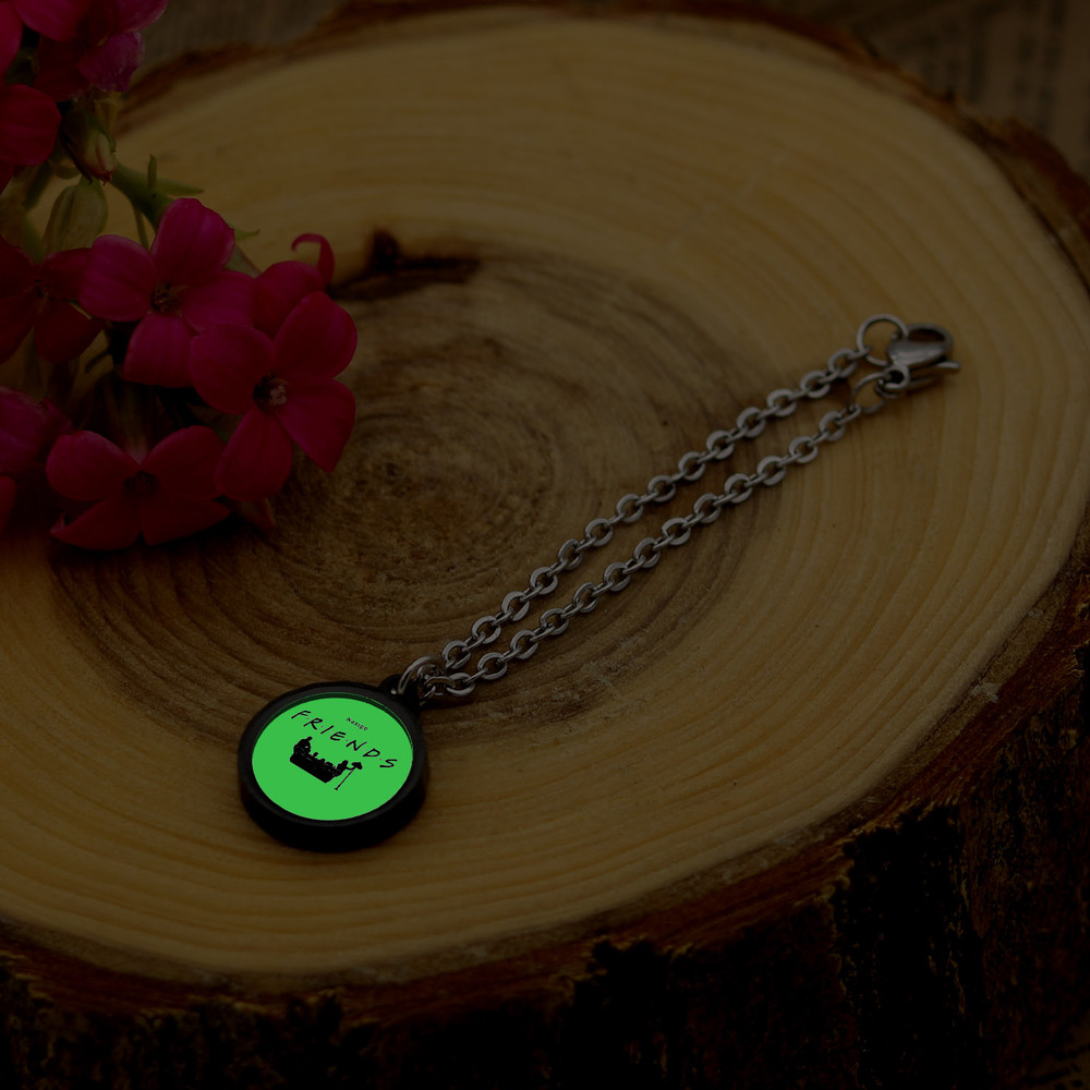 آویز ساعت زنانه ناکسیگو مدل شب تاب طرح Friends کد AW7275