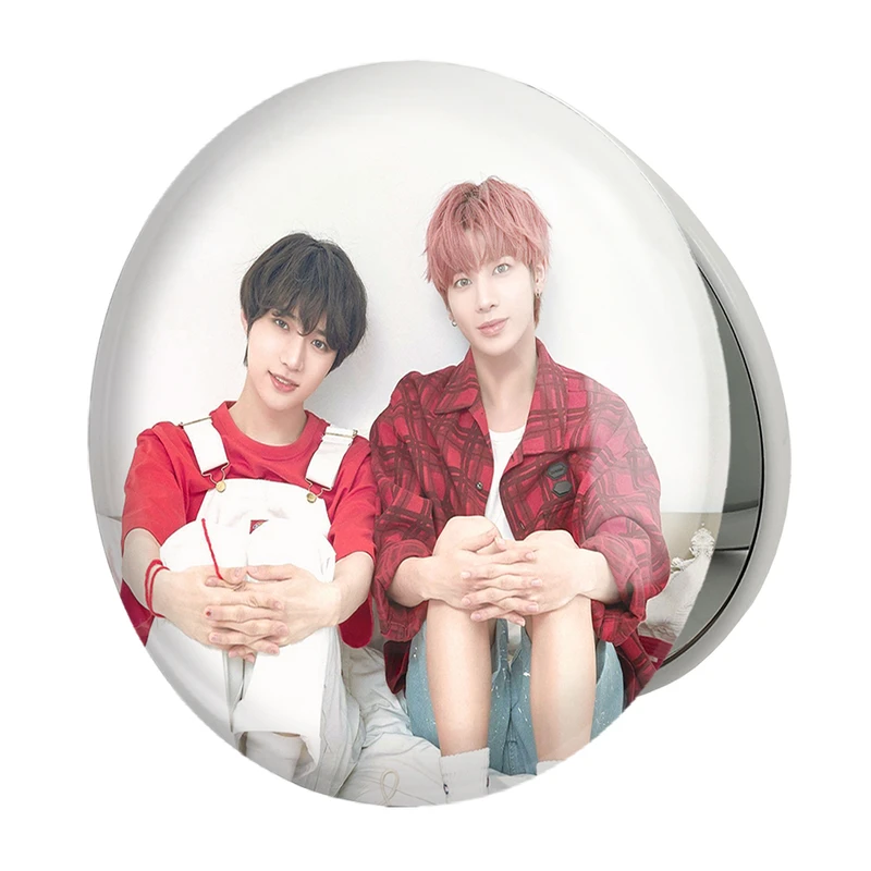 آینه جیبی خندالو طرح تهیون و بومگیو گروه تی اکس تی TXT مدل تاشو کد 11829 