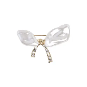 گل سینه زنانه مدل پاپیون مرواریدی