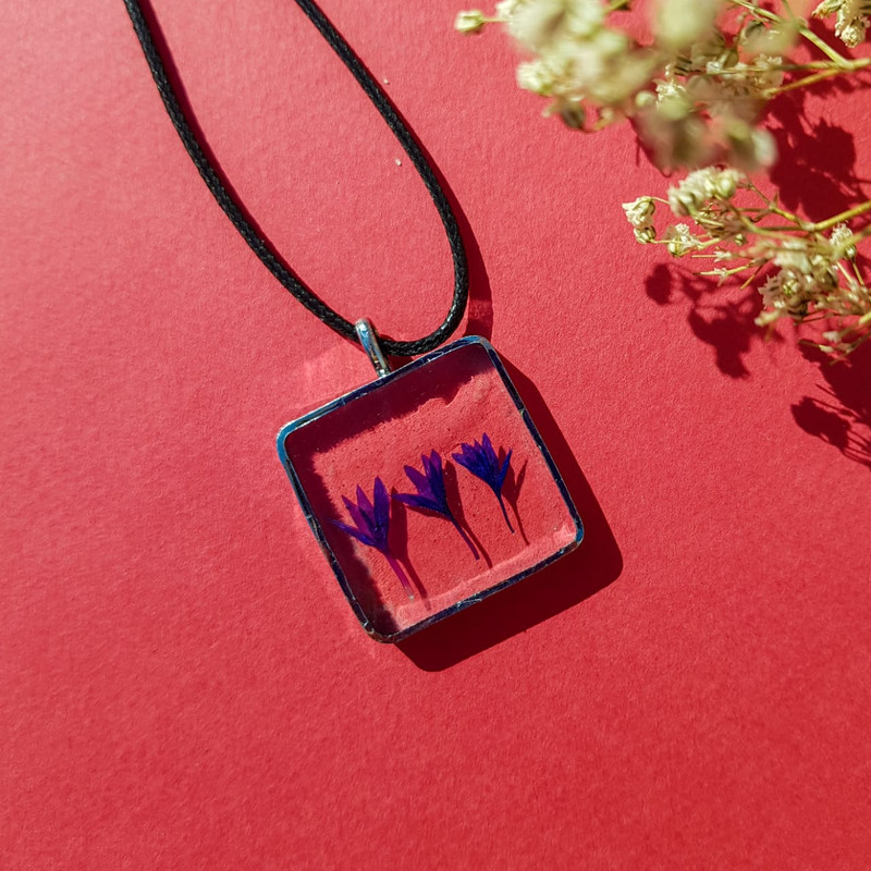 گردنبند دخترانه مدل رزینی گل خشک 002 گردنبند دخترانه مدل رزینی گل خشک 002