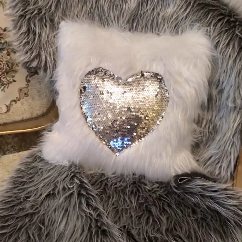 کوسن مدل خز خرگوشی با قلب پولکی