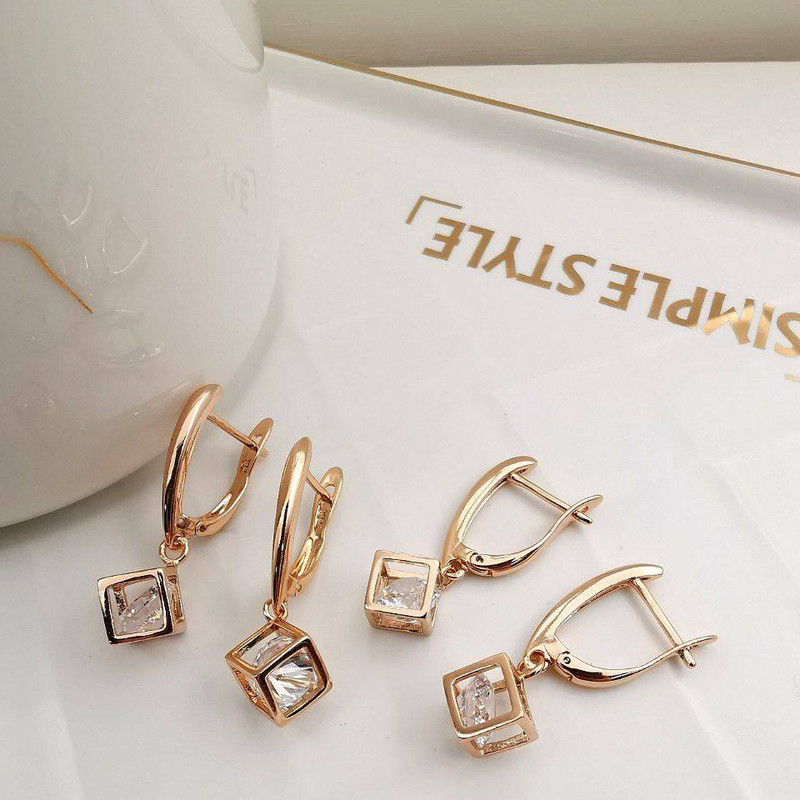 گوشواره زنانه ژوپینگ مدل مکعب نگین دار کد 3335
