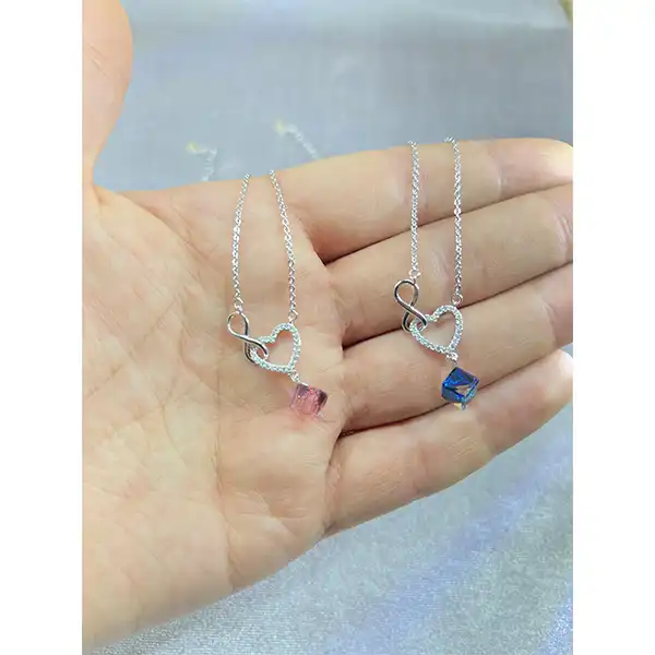 گردنبند زنانه سواروسکی مدل قلب و بینهایت مکعب کد 69334