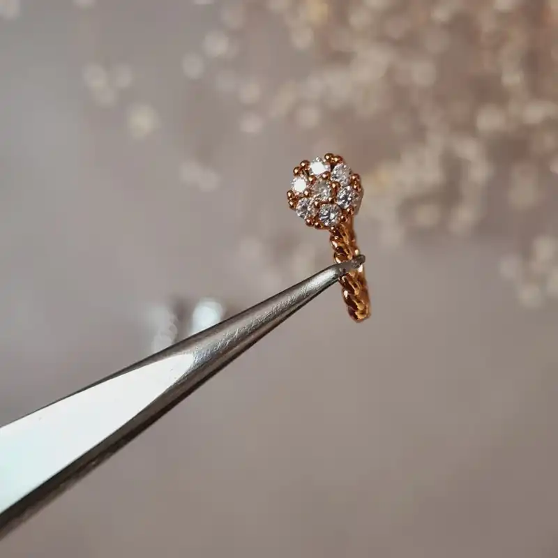 پیرسینگ بینی زنانه مدل گل نگین دار بدون سوراخ