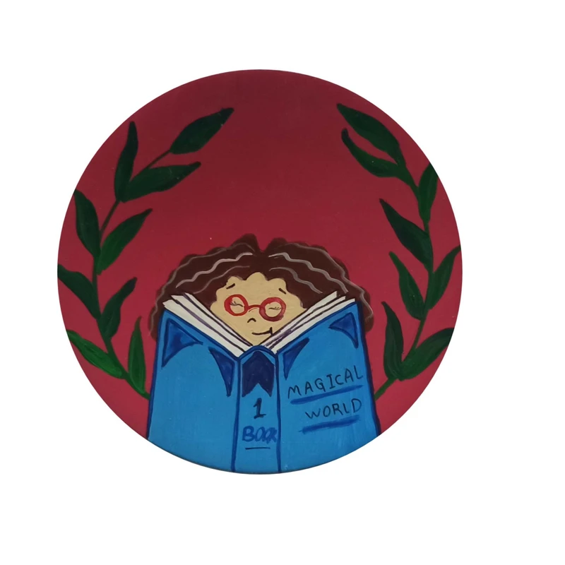 بشقاب دیوارکوب سفالی طرح دختر کتابخوان
