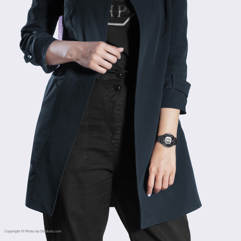 ساعت مچی دیجیتال کیو اند کیو مدل m137j001y به همراه دستمال مخصوص برند کلین واچ