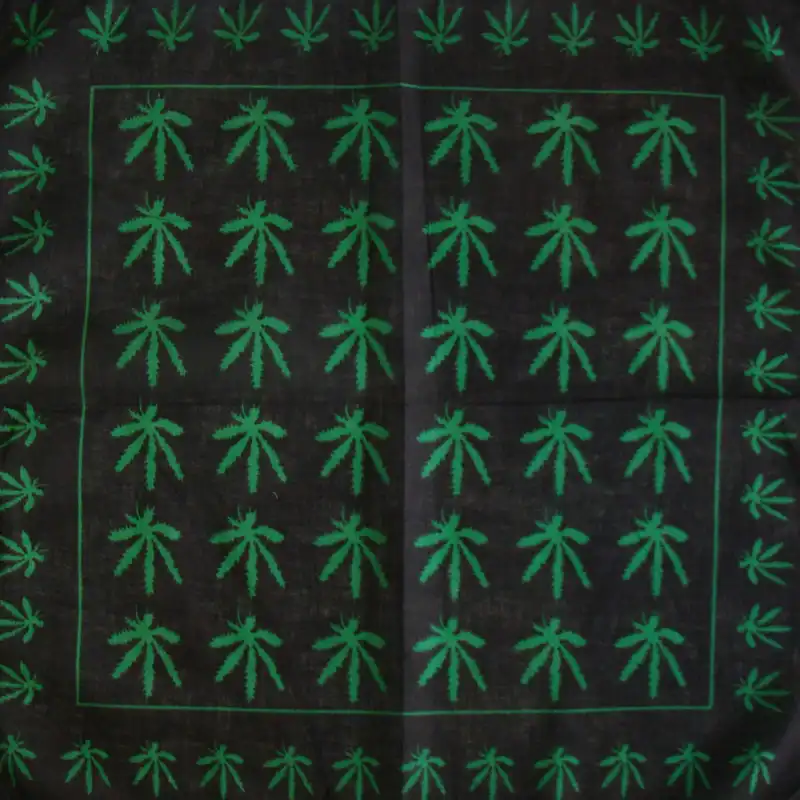 دستمال سرو گردن طرح برگ سبز