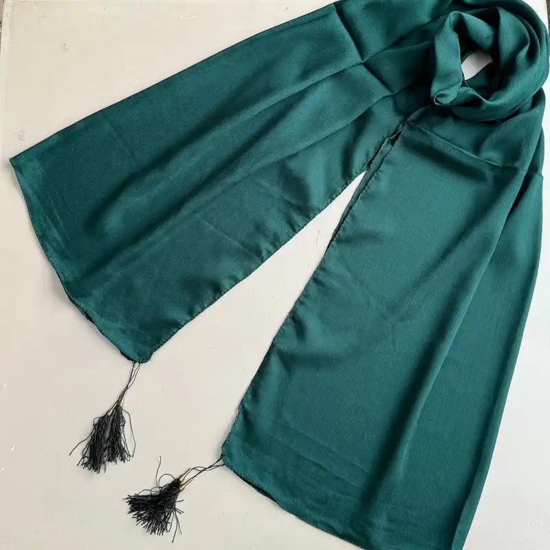 شال زنانه مدل ساده کریستال براق منگوله دار چهار فصل کد ۱