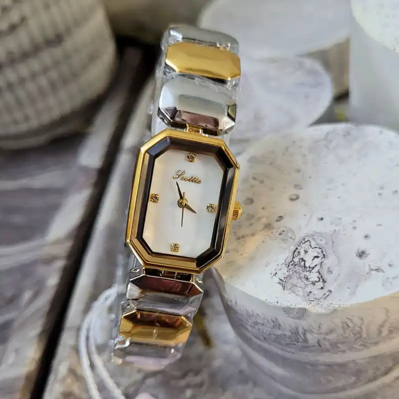 ساعت مچی عقربه ای زنانه مدل شیشه تراش نگینی قفل مخفی