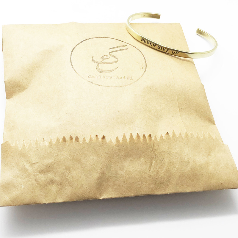 دستبند گالری عزیزی مدل برنجی طرح هرگز تسلیم نشو