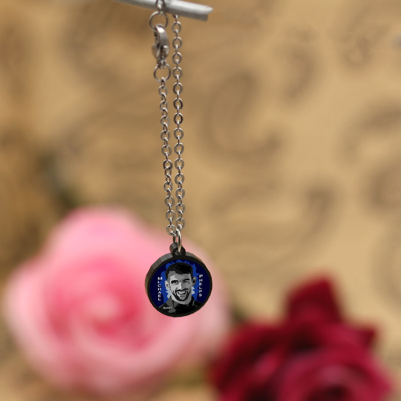 آویز ساعت زنانه ناکسیگو مدل شب تاب طرح مایکل فلپس کد AW8881