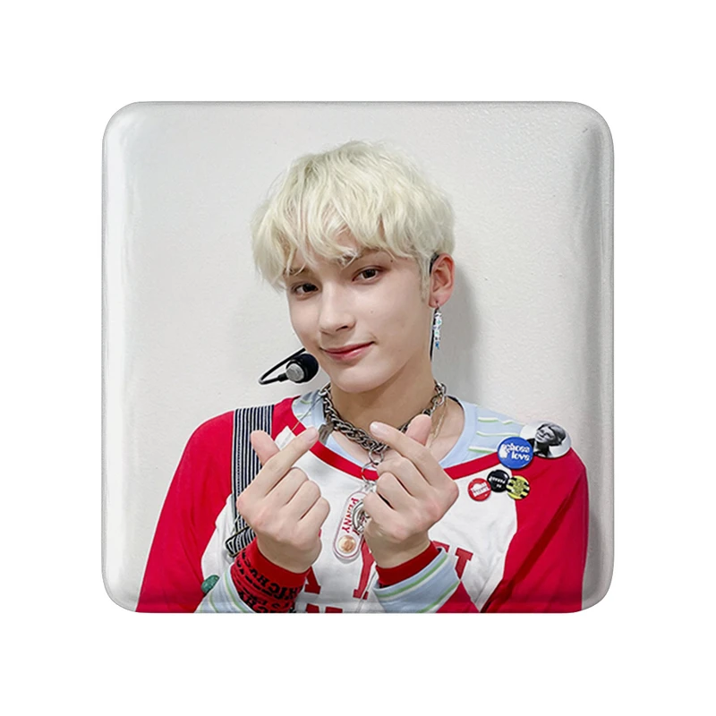 مگنت خندالو طرح هیونینگ کای گروه تی اکس تی TXT  مدل مربعی کد 20004