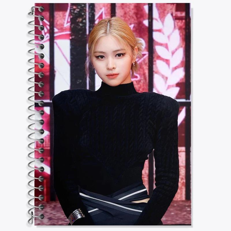 دفتر زبان 50 برگ خندالو مدل دو خط طرح ریوجین گروه ایتزی ITZY کد 20178