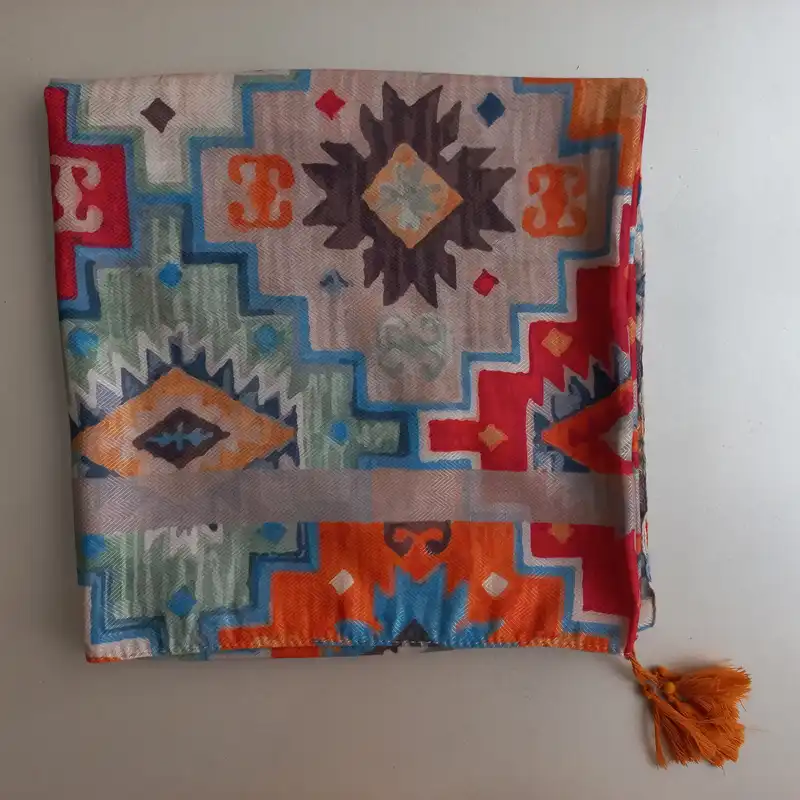 روسری زنانه مدل نخی گلیمی سنتی منگوله دار