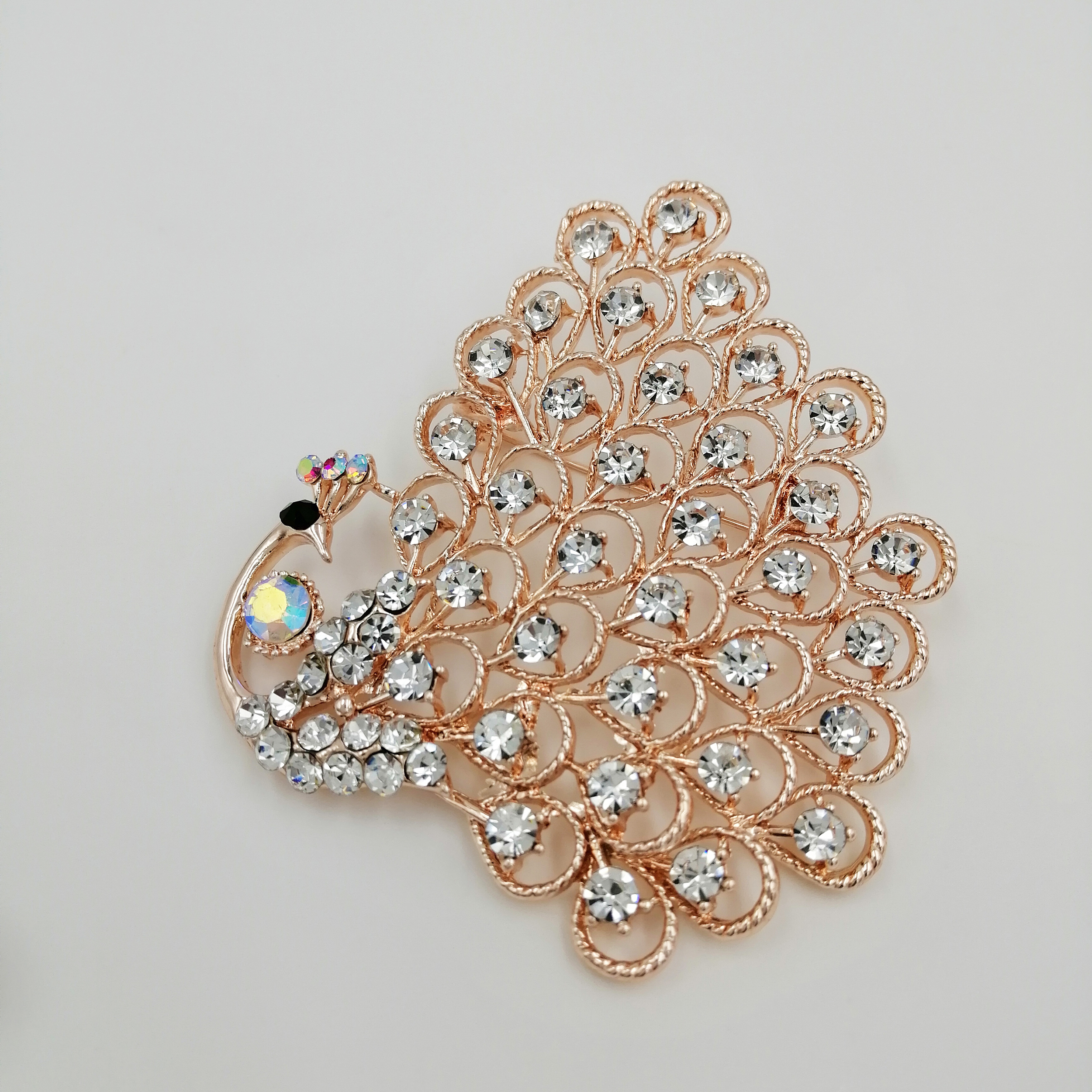 گل سینه زنانه طرح طاووس کد rst011