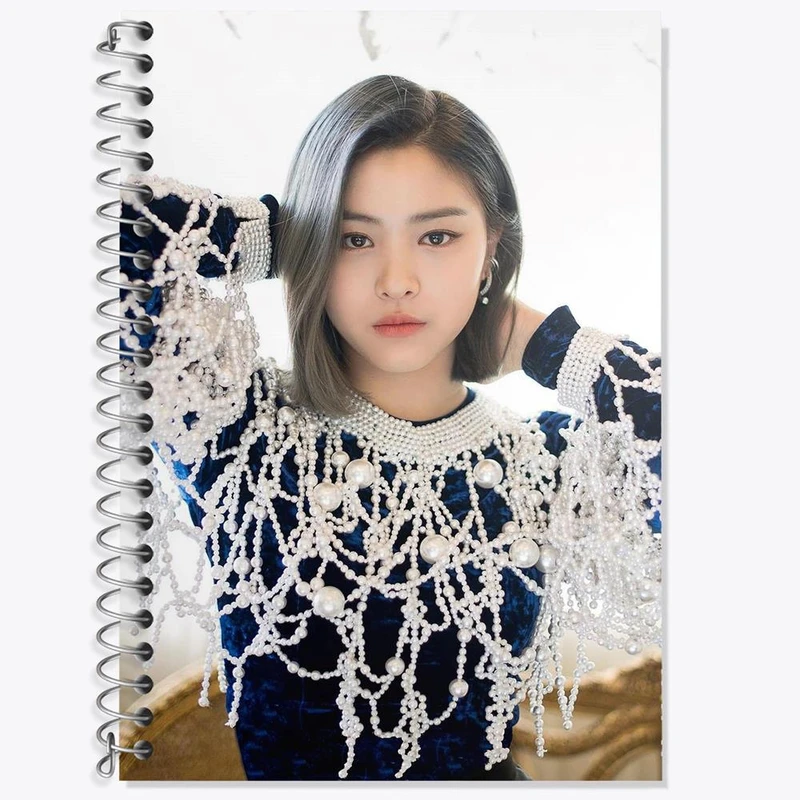 دفتر زبان 50 برگ خندالو مدل سه خط طرح ریوجین گروه ایتزی ITZY کد 12443