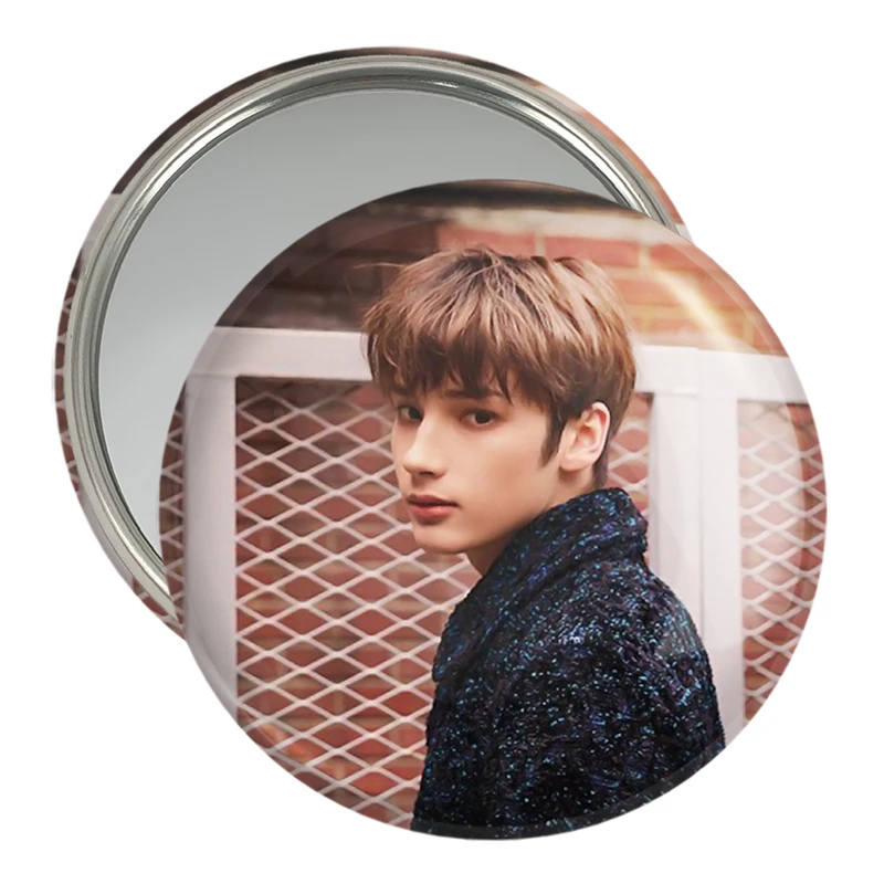 آینه جیبی خندالو مدل هیونینگ کای گروه تی اکس تی TXT  کد 20008