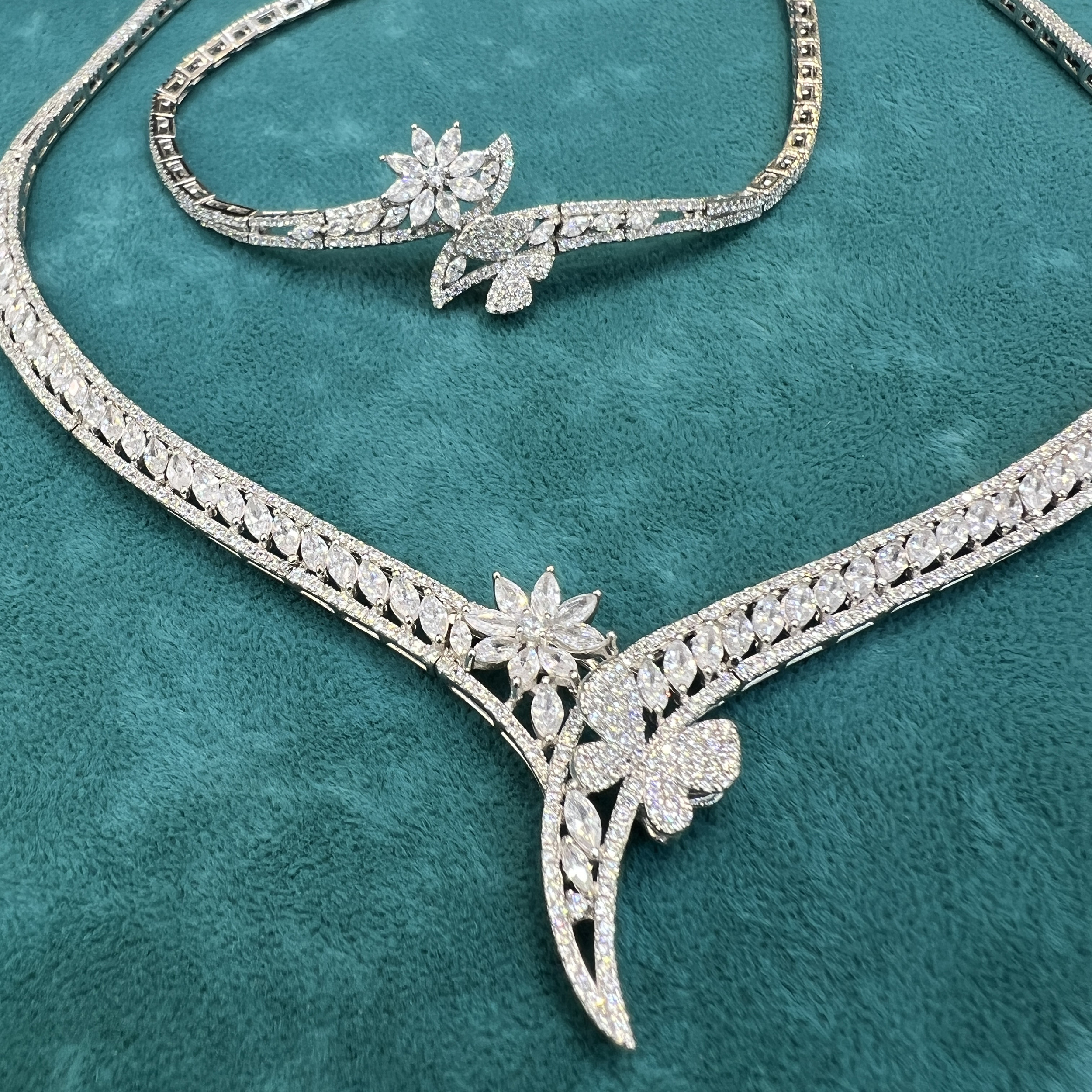 نیم ست نقره زنانه مدل سوپر لوکس جواهری مزین به روکش طلا 40-25