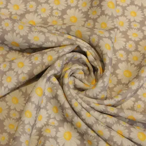 پارچه لباس مدل کرپ حریر طرح گل بابونه