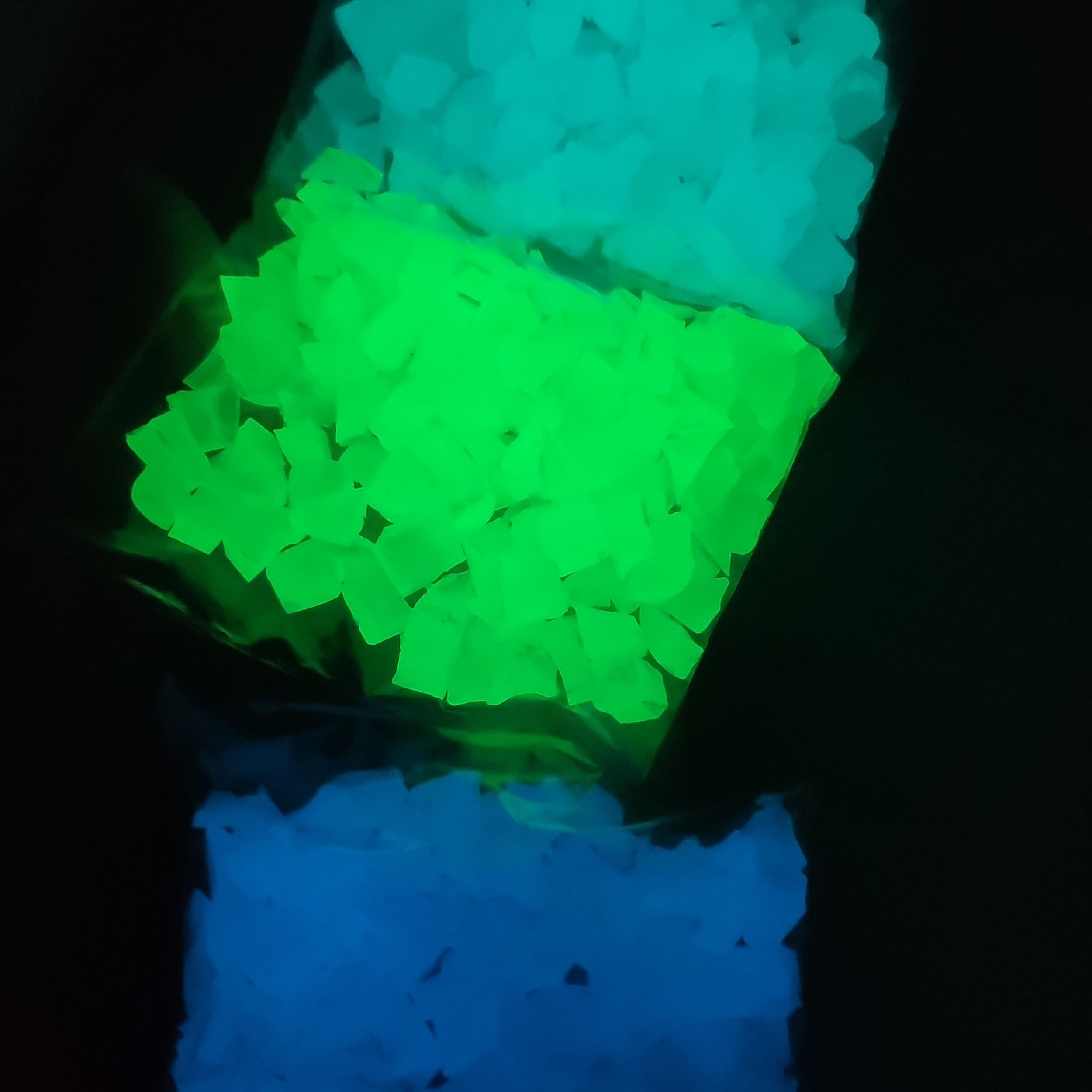 سنگ ریزه تزئینی مدل شب تاب وزن 100گرم