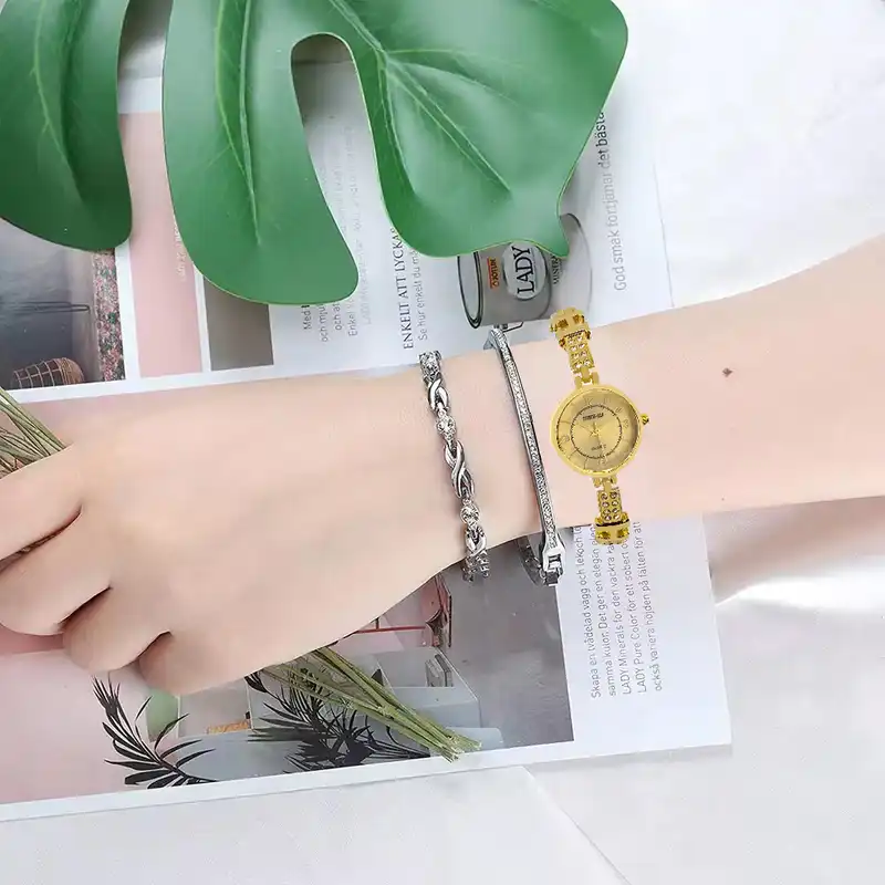 ساعت مچی عقربه ای زنانه مدل لوکس نگین دار کد HT4U1