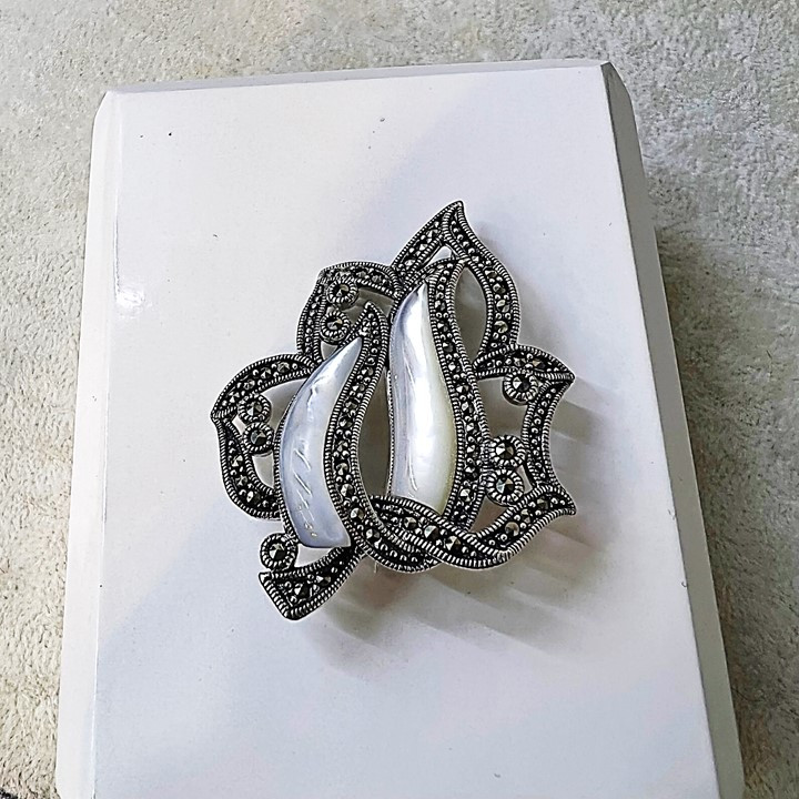 گل سینه نقره زنانه کد glsr-2449 گل سینه نقره زنانه کد glsr-2449