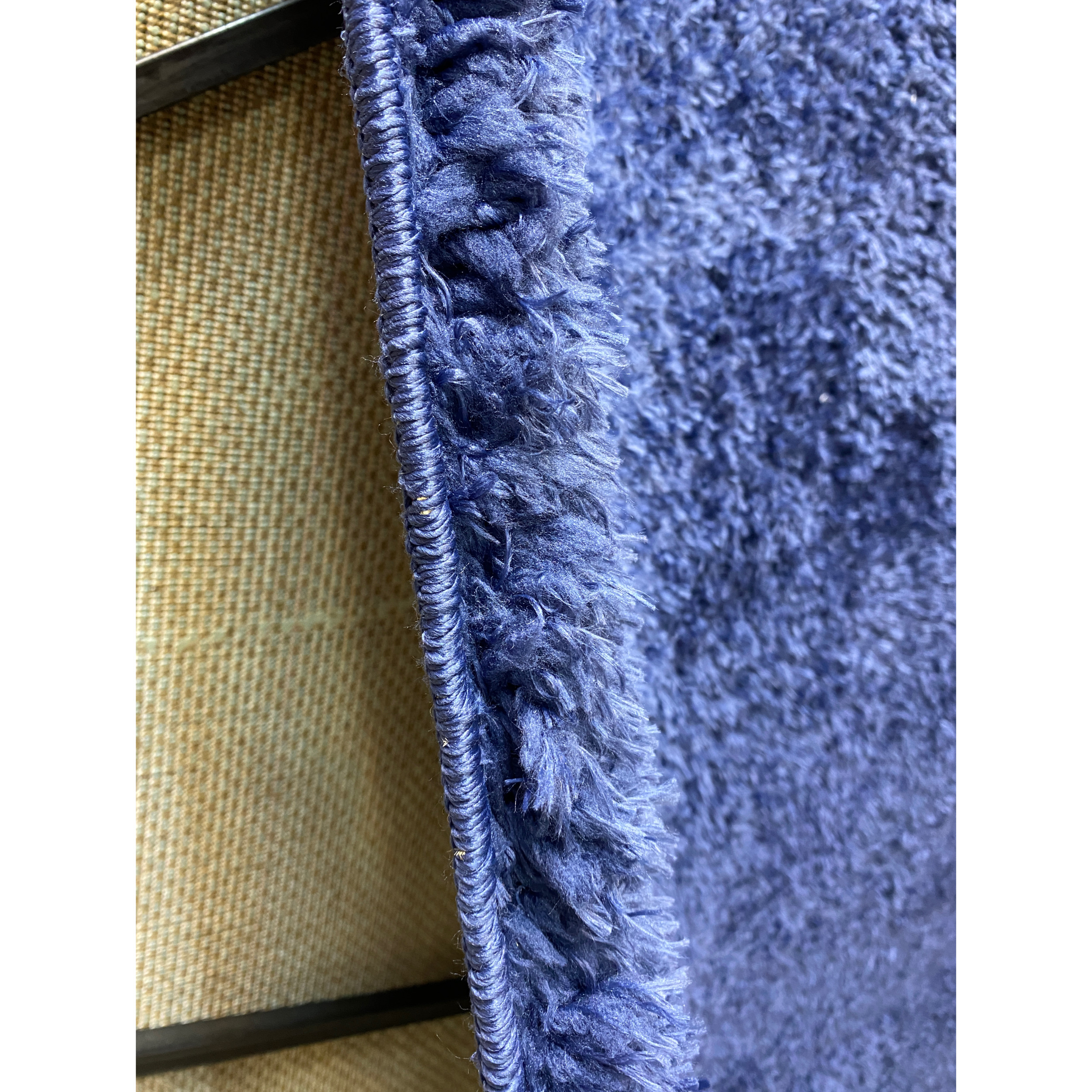 فرش ماشینی مدل شگی فلوکاتی طرح پرزبلند زمینه سورمه ای