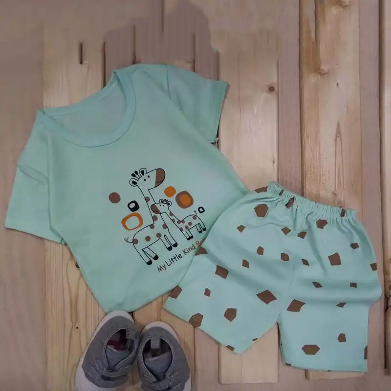 ست تی شرت و شلوارک بچگانه مدل زرافه کد 3942 رنگ سبز