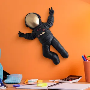 مجسمه مدل فضانورد دیواری