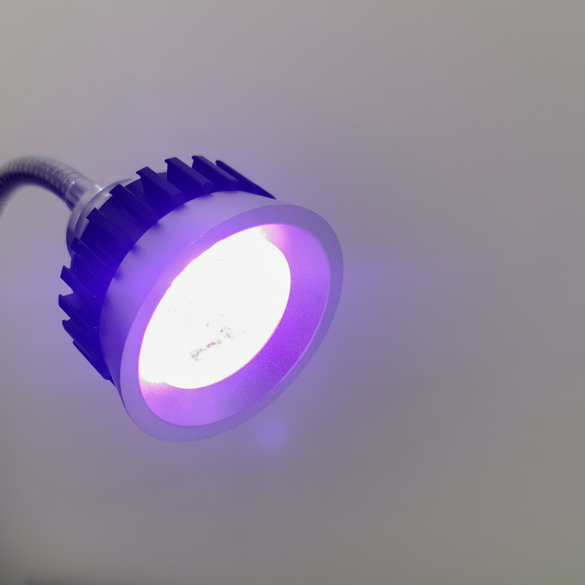 چراغ دیواری رشد گیاه 6 وات کد Li06