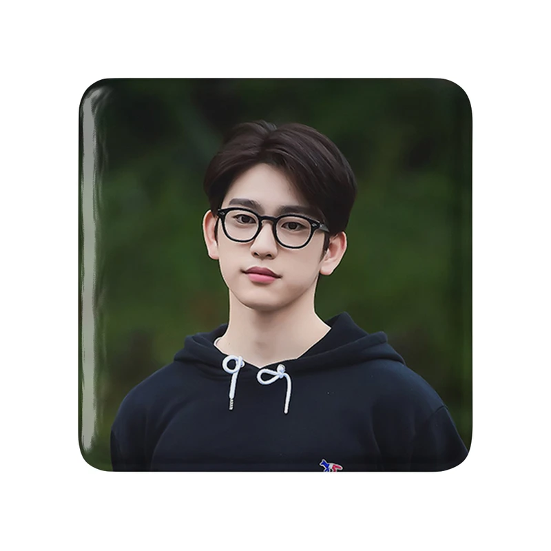 مگنت خندالو طرح جین یونگ گروه گات سون GOT7  مدل مربعی کد 20987