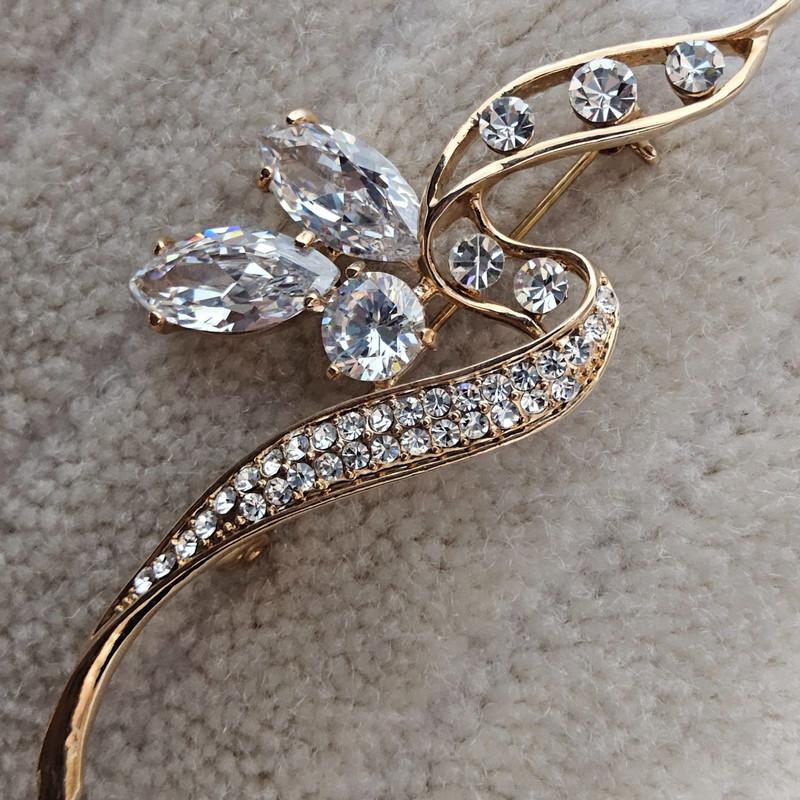 سنجاق سینه زنانه مدل گل نگین دار ۶۷۷