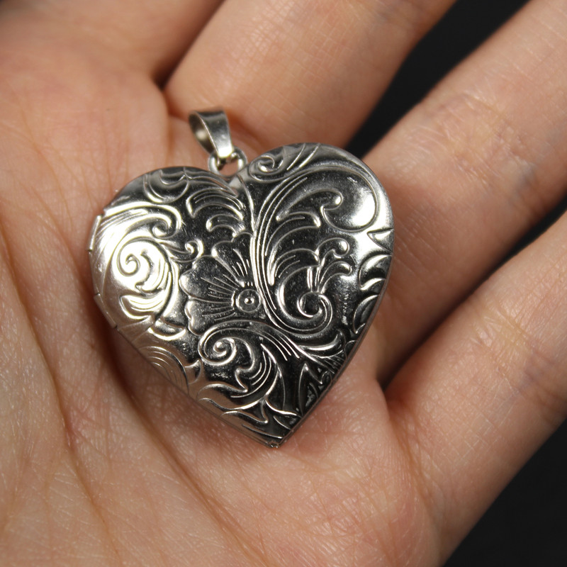 آویز گردنبند زنانه مدل لاکت قاب عکسی طرح قلب گل گلی