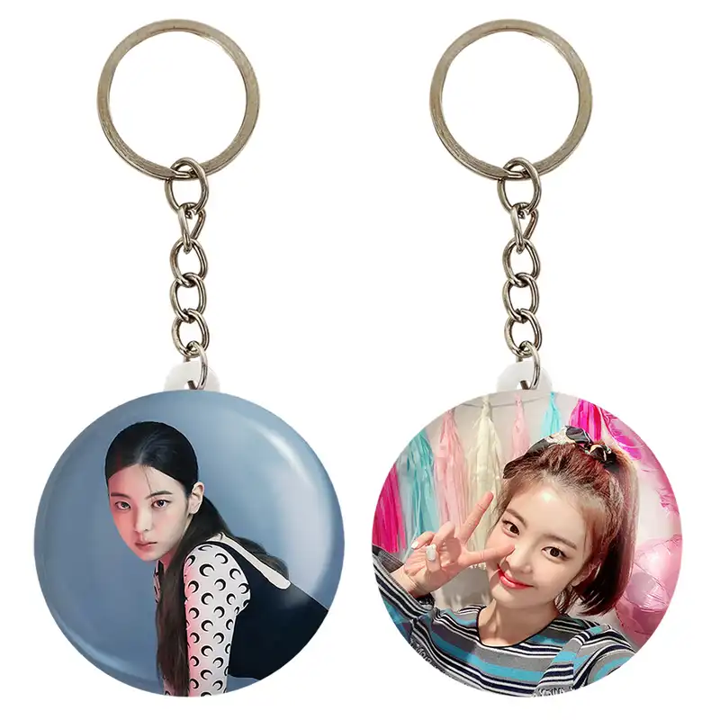 جاکلیدی خندالو مدل لیا گروه ایتزی ITZY کد 2020020191 مجموعه 2 عددی