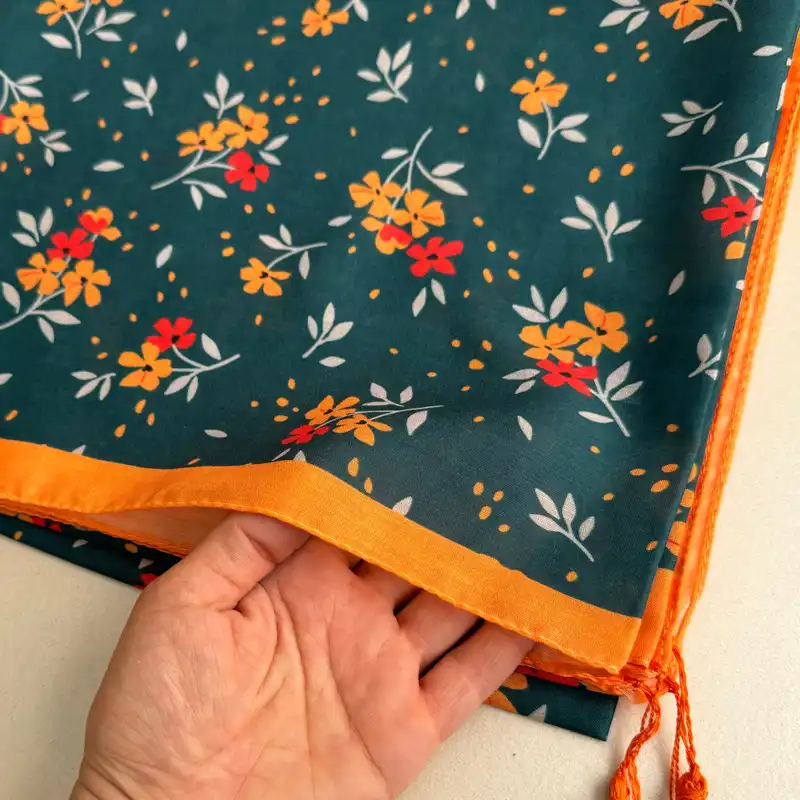 روسری زنانه مدل نخی شاد گلدار قواره بزرگ منگوله دار چهار فصل کد 2