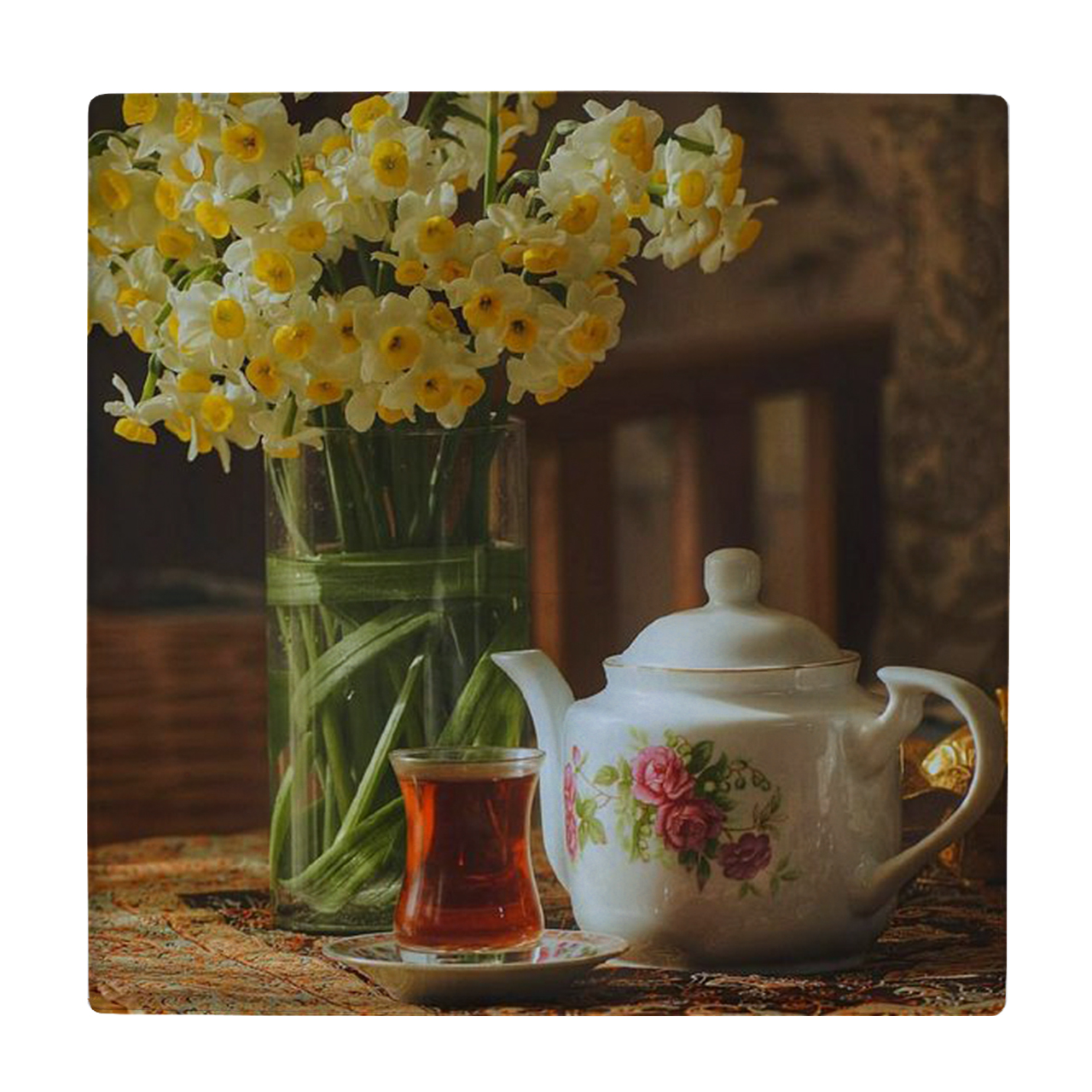  کاشی کارنیلا طرح قوری و استکان چایی و گلهای نرگس مدل لوحی کد klh2464 