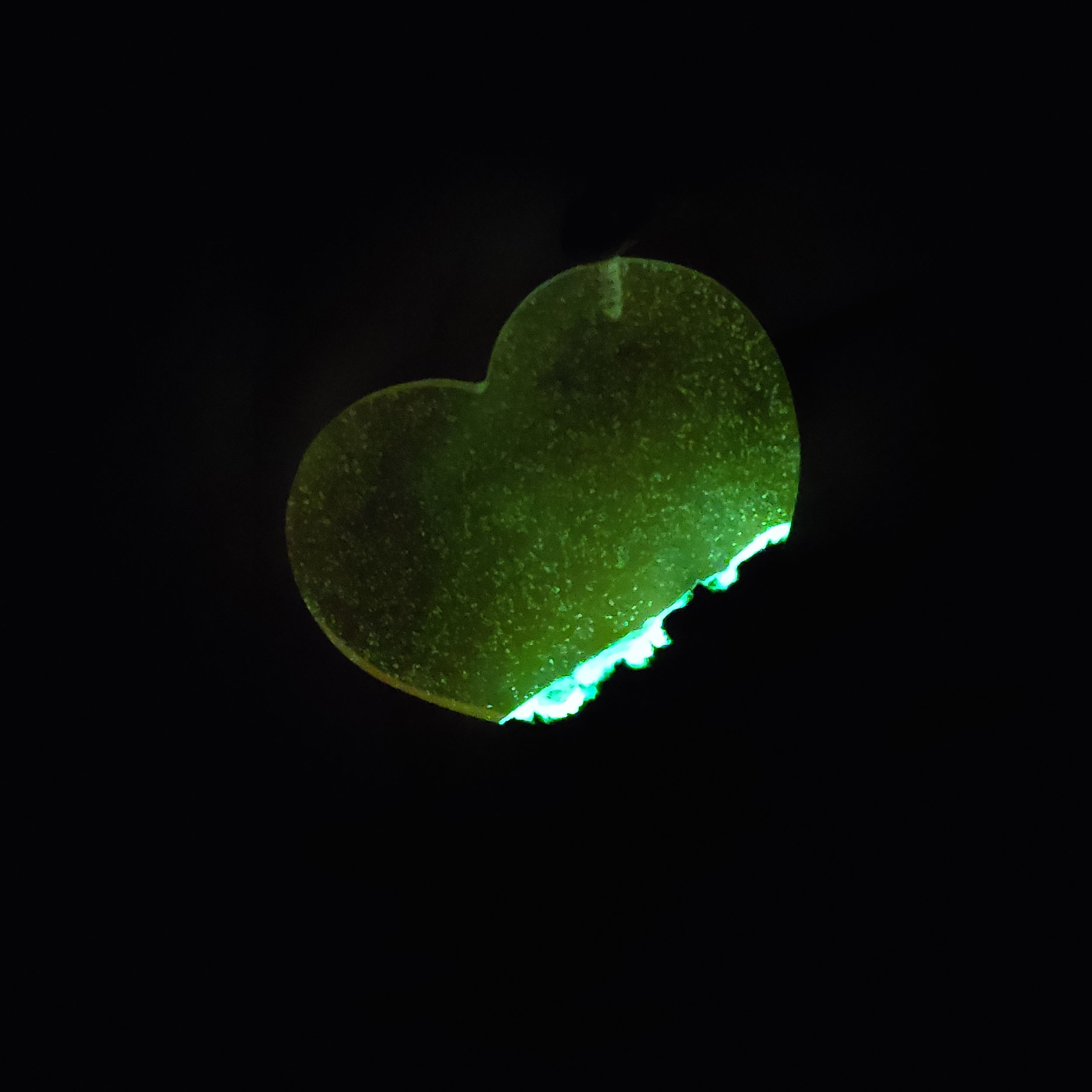 گردنبند دخترانه مدل چوب و رزین قلب شب تاب