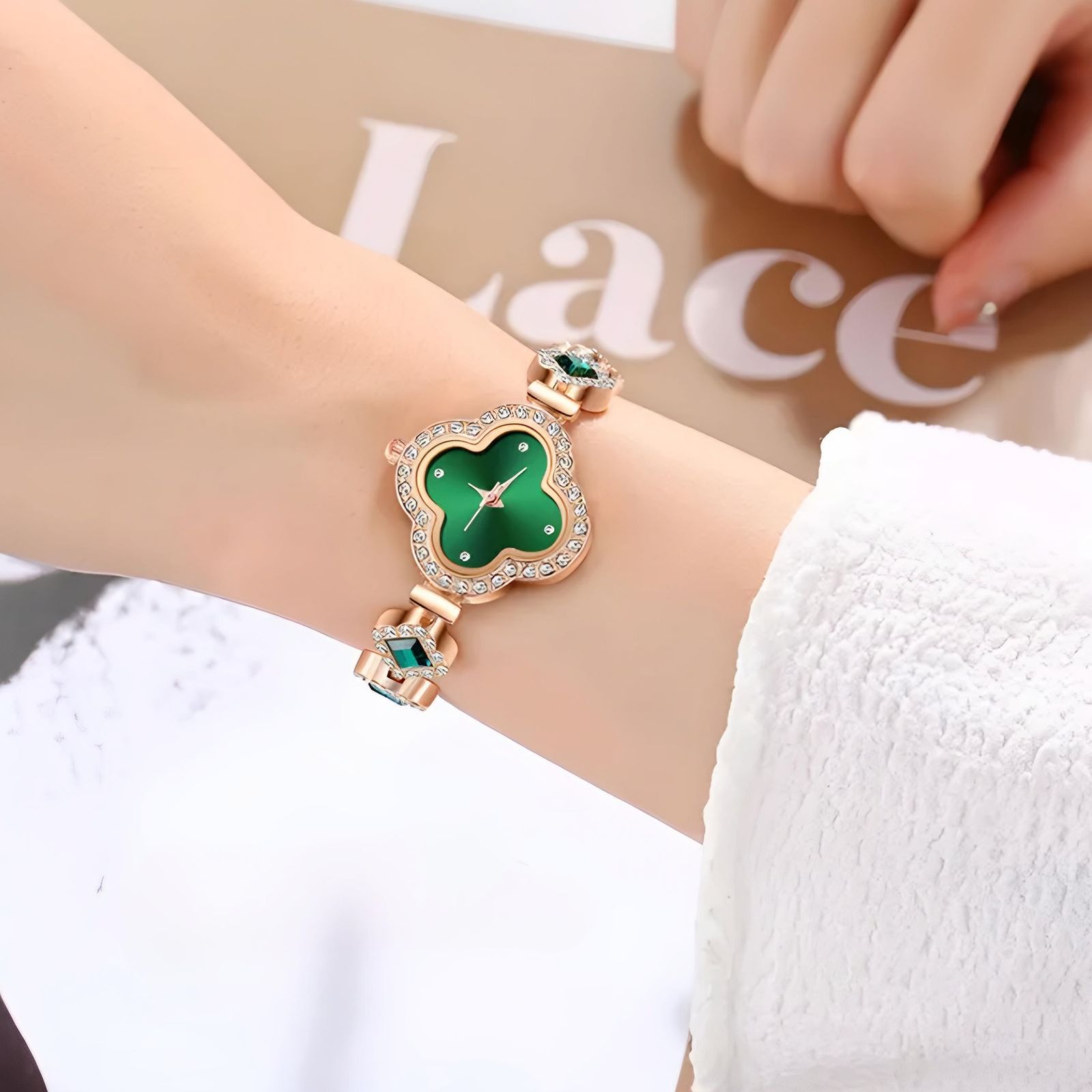 ساعت مچی عقربه ای زنانه مدل دور نگین طرح زمردی  -  - 2