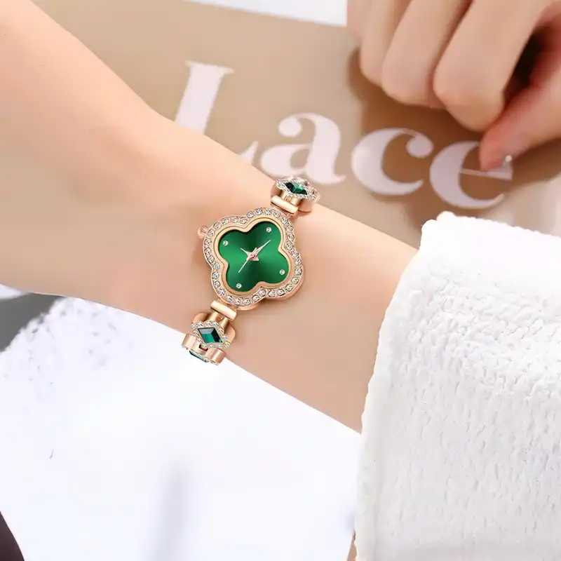 ساعت مچی عقربه ای زنانه مدل دستبندی طرح زمرد