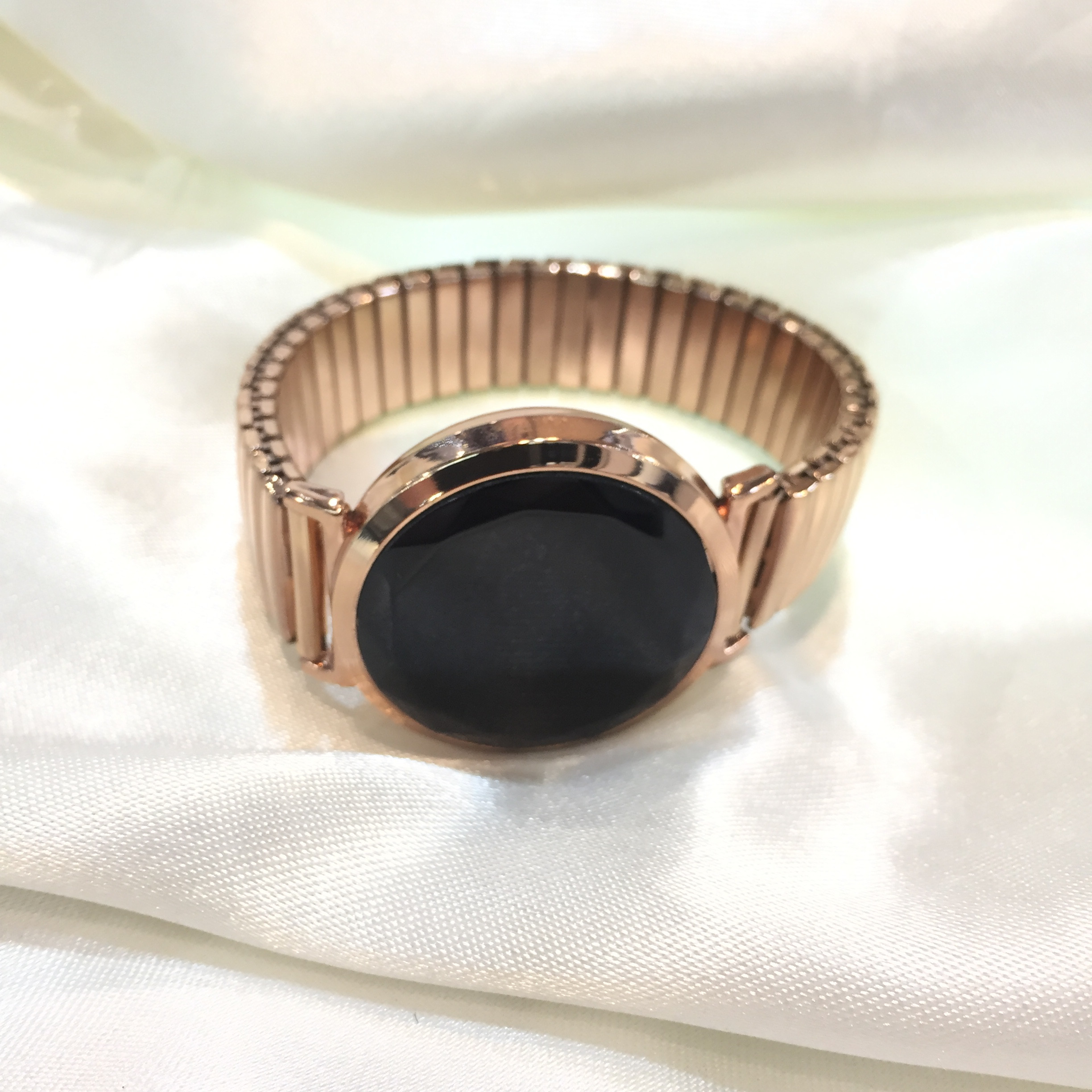 ساعت مچی دیجیتال زنانه مدل لمسی بند کشی ساعت مچی دیجیتال زنانه مدل لمسی بند کشی