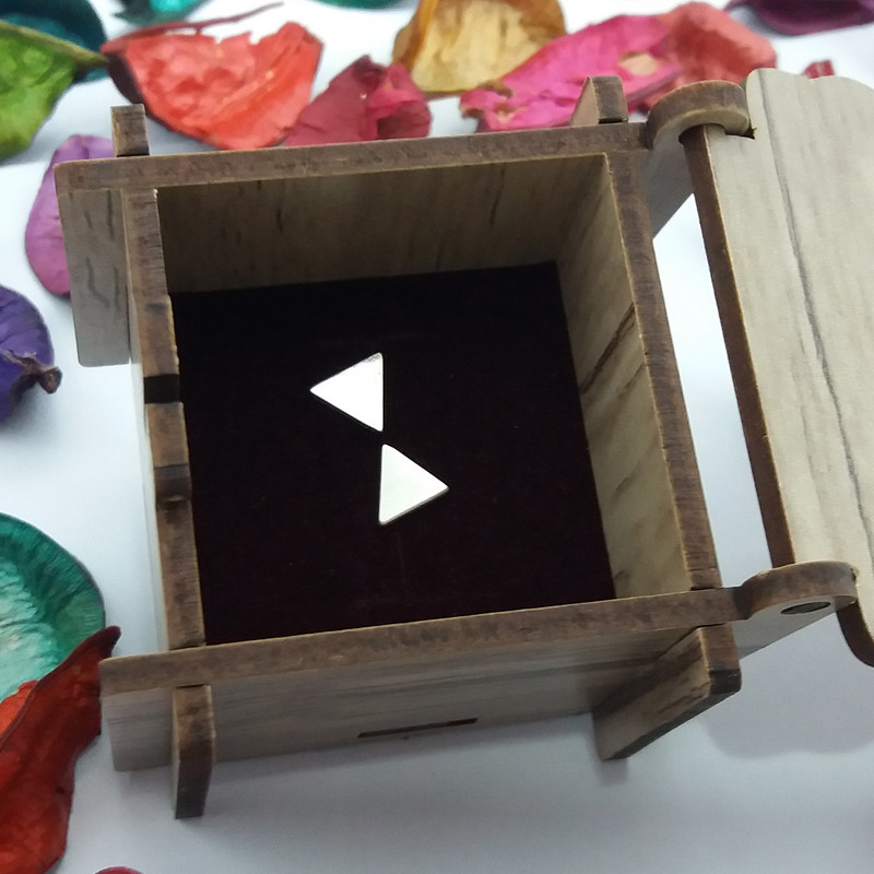 گوشواره نقره زنانه طرح مثلث گوشواره نقره زنانه طرح مثلث